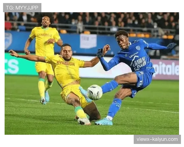 关键瞬间：第78分钟，南特后卫门线前解围出里尔必进头球